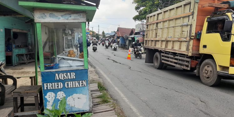 Truk saat melintasi Jalan Veteran Sungai Lulut Banjarmasin yang rusak dan bergelombang. (foto : shn/seputaran)