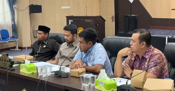 Banggar DPRD Banjarmasin saat mendengar dan bahas RAPBD 2025. (foto : sna/seputaran)