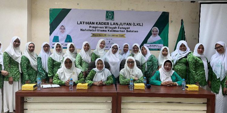 Foto bersama di sela kegiatan LKL dan Rakerwil Fatayat NU Kalsel. (foto : sdy/seputaran)