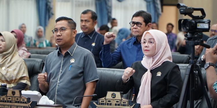 Anggota DPRD Banjarmasin saat menghadiri rapat paripurna penyampaian pemandangan umum Raperda APBD 2025. (foto : sna/seputaran)