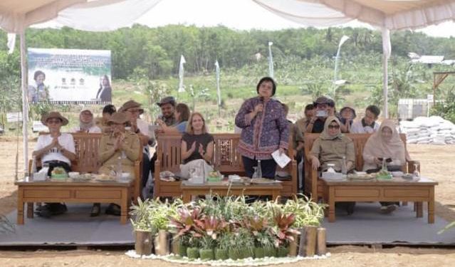 Menteri LHK RI Siti Nurbaya saat memberikan apresiasi atas pelaksanaan rehabilitasi lahan di Kalsel. (foto : istimewa)