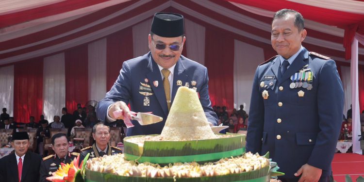 Ketua DPRD Kalsel H Supian HK potong tumpeng Syukuran serta Panggung Prajurit Peringatan HUT ke 79 TNI 2024. (foto : istimewa)