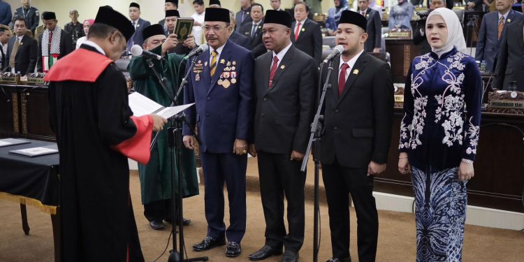 Empat pimpinan definitif DPRD Kalsel masa jabatan 2024 – 2029 melakukan pengambilan sumpah dan janji pada Rapat Paripurna DPRD Kalsel. (foto : istimewa)