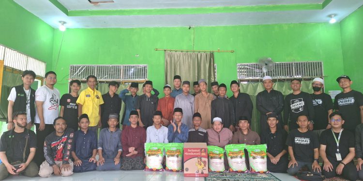 Anggota komunitas IMHKS berkolaborasi dengan PASKAS Banjarmasin untuk mendistribusikan bantuan donasi. (foto : istimewa)