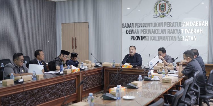 Ketua Bapemperda DPRD Kalsel H Gusti Iskandar Sukma Alamsyah saat rapat kerja internal di ruang rapat Bapemperda di Gedung DPRD Kalsel. (foto : istimewa)