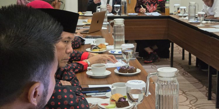 Kasubdit Pemberdayaan Masyarakat BNPT, Kolonel (SUS) DR. Harianto dan Ketua FKPT Kalsel, H Aliansyah Mahadi saat monitoring dengan pengurus FKPT Kalsel. (foto : istimewa)