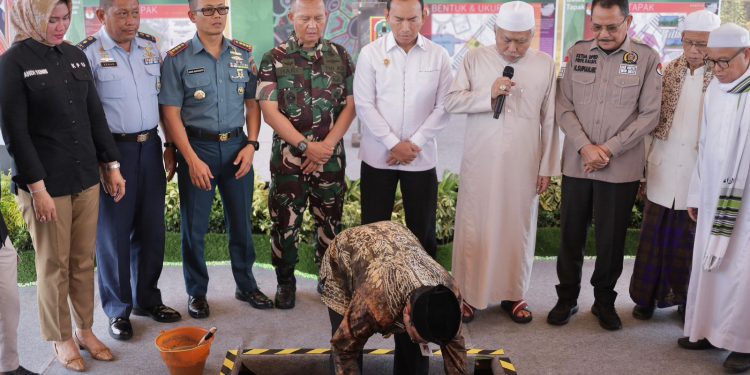 Ketua Sementara DPRD Kalsel H Supian HK hadiri meletakan batu pertama pembangunan gedung kantor KPU dan Bawaslu Kalsel. (foto : istimewa)