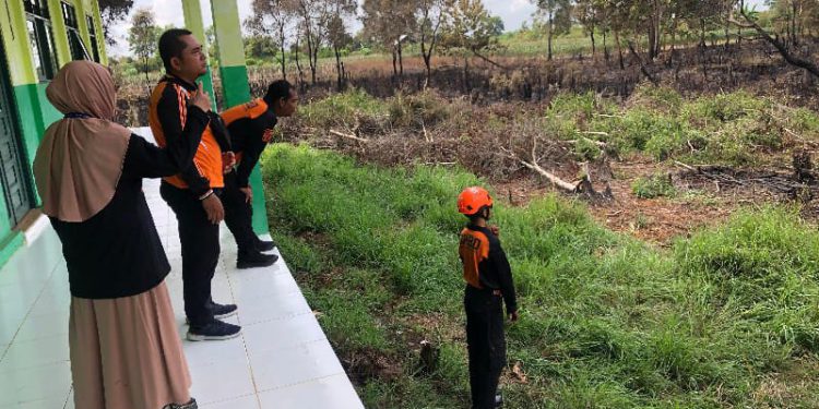 Kepala BPBD Kalsel Raden Suria Fadliansyah meninjau dan analisa solusi penanganan kebakaran lahan sekitar SMK Maarif NU Martapura, Kabupaten Banjar, Desa Penggalaman, Martapura Barat.