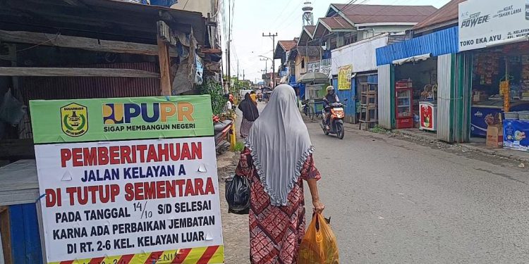 Spanduk pemberitahuan Jalan Kelayan A ditutup sementara. (foto : shn/seputaran)