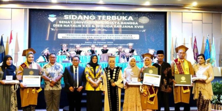 Staf Ahli Bidang Kemasyarakatan dan Sumber Daya Manusia, Hj. Husnul Khatimah, hadir dalam Sidang Senat Terbuka UCB. (foto : istimewa)