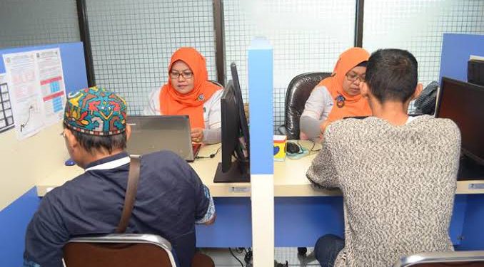 Pelanggan saat mendapatkan layanan di kantor PTAM Bandarmasih. (foto : istimewa)