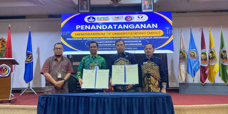 Pihak O,budsman Kalsel bersama tiga universitas tunjukan dokumen MoU. (foto : istimewa)