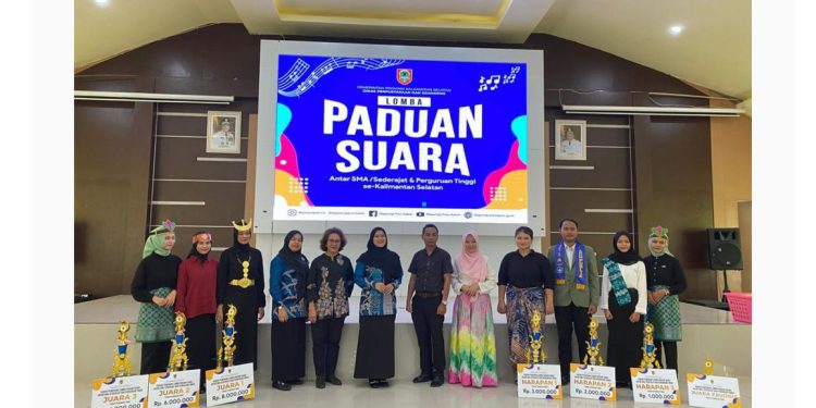 Para pemenang lomba paduan suara foto bersama usia menerima hadiah. (foto : istimewa)