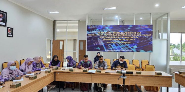 Kepala Bagian Tata Usaha Kantor Wilayah BPN Kalsel, Budiyarsih, saat kegiatan monitoring dan evaluasi yang diikuti seluruh satuan kerja di lingkungan Kantor Wilayah BPN Kalsel. (foto : istimewa)