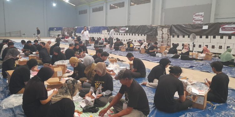 Petugas saat melakukan peliputan surat suara. (foto : shn/seputaran)