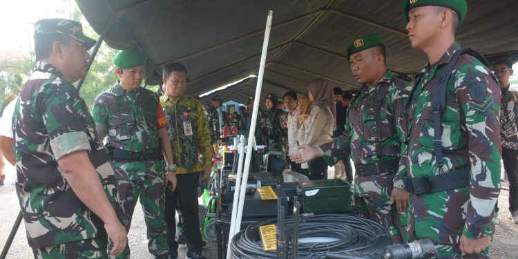 Irdam VI/Mulawarman Brigjen TNI Eventius Teddy Danarto saat meninjau kesiapan pasukan untuk pengamanan Pilkada Kalsel. (foto : istimewa)