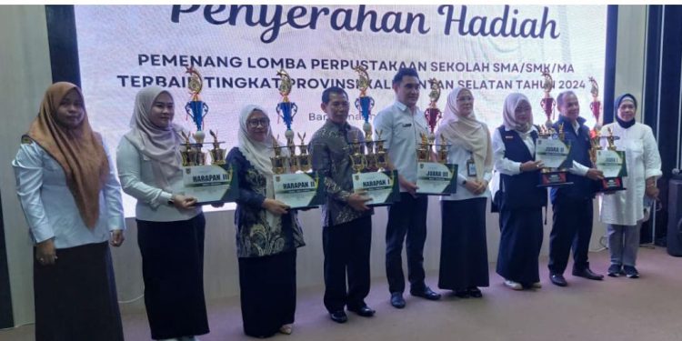 Penyerahan hadiah untuk pemenang lomba. (foto : istimewa)