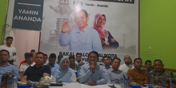 HM Yamin saat umumkan hasil quick count tim pemenangan yang unggul di tiap kecamatan. (foto : shn/seputaran)