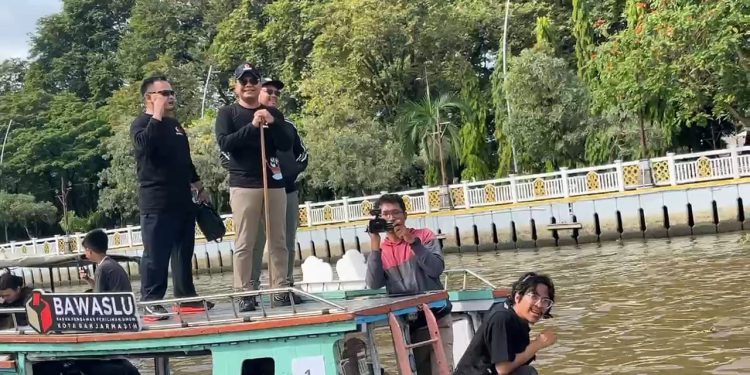 Deklarasi Pilkada Anti Politik Uang yang digelar Bawaslu Banjarmasin di atas Sungai Martapura. (foto : sna/seputaran)