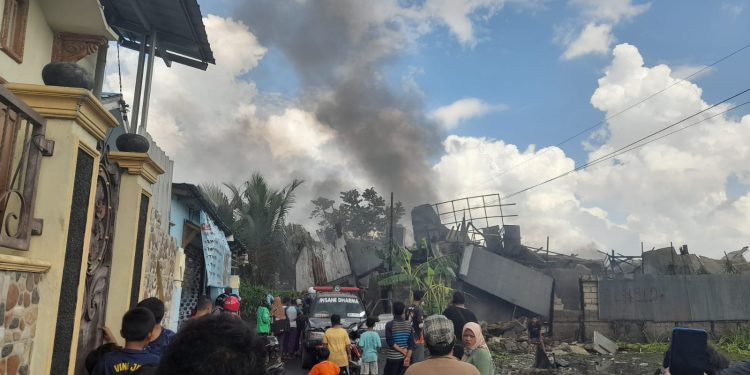 Warga saat menyaksikan kebakaran yang terjadi di gudang perabot rumah tangga Jalan Belitung. (foto : shn/seputaran)