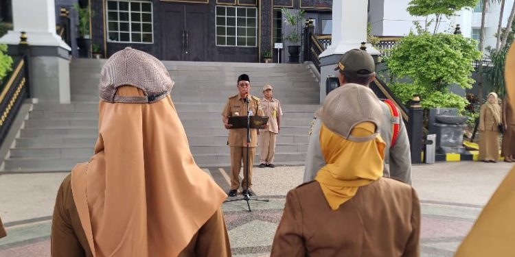 Gubernur Kalsel H Sahbirin Noor saat pimpin apel pagi. (foto : adpim Kalsel)