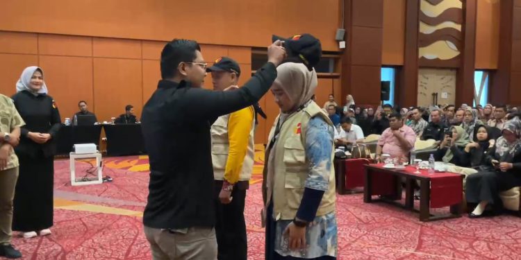 Pemasangan topi kepada perwakilan PTPS tanda siap untuk dilepas mengawasi pelaksanaan Pilkada di TPS. (foto : sdy/seputaran)