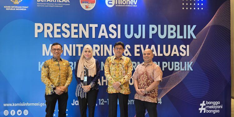 Foto bersama usai presentasi uji publik monitoring dan evaluasi. (foto : istimewa)