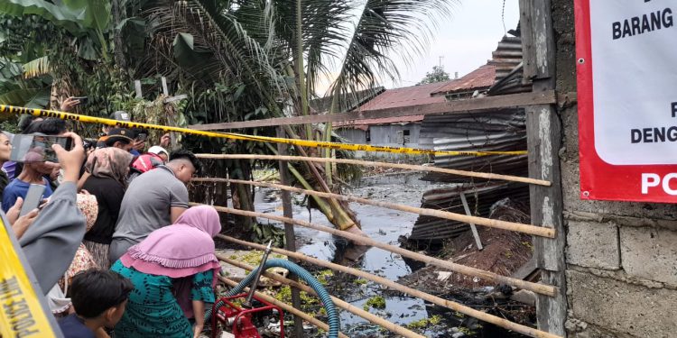 Redkar gabungan bersama pihak keluarga saat tabur bunga di lokasi kejadian kebakaran. (foto : shn/seputaran)