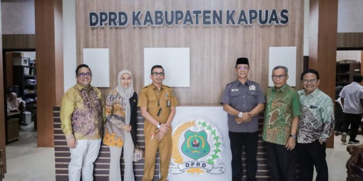 Komisi II DPRD Kalsel melakukan kunjungan kerja ke DPRD Kapuas, Kalteng. (foto : istimewa)