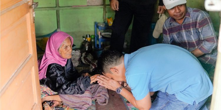 Cawali Banjarmasin HM Yamin saat cium tangan kepada Lansia.  (foto : istimewa)