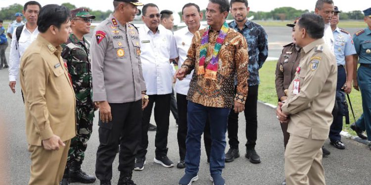 Ketua DPRD Kalsel H Supian HK  hadiri Rakor Program Cetak Sawah Rakyat bersama Menteri Pertanian RI Andi Amran Sulaiman di Banjarbaru. (foto : istimewa)