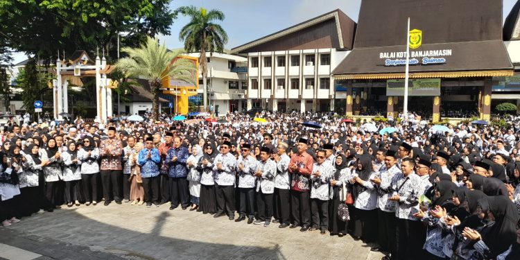 Walikota Banjarmasin H Ibnu Sina saat foto bersama pada peringatan HUT PGRI dan Hari Guru Nasional. (foto : shn/seputaran)