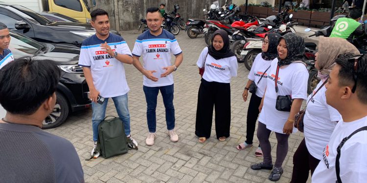 Relawan Urban Rangers dan Srikaya Rangers saat bersiap mau membagikan lamaran kerja Yamin - Ananda. (foto : istimewa)