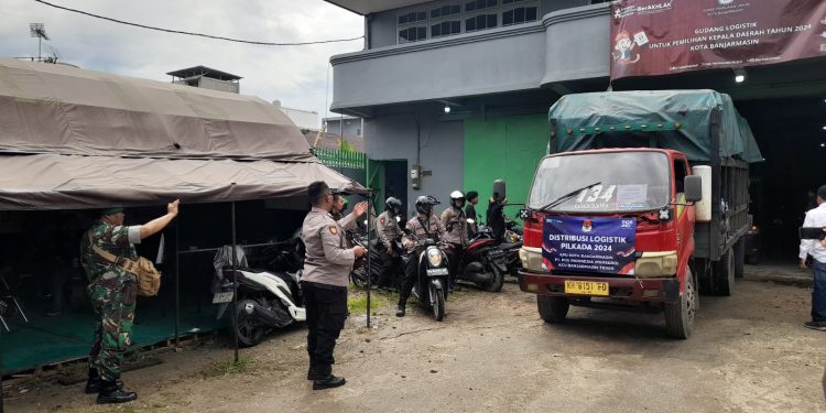 Truk pengangkut logistik Pilkada Kalsel 2024 yang  keluar dari gudang KPU Banjarmasin. (foto : shn/seputaran)