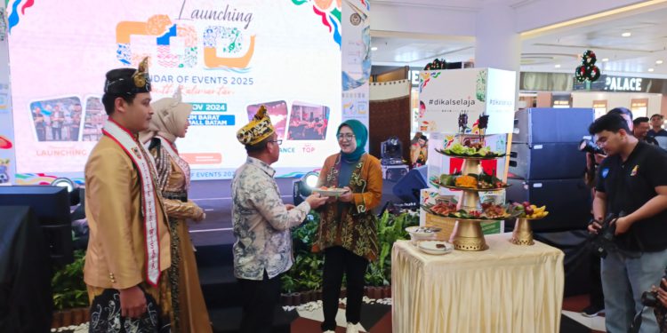 Perwakilan Dinas Pariwisata Kalsel saat promosikan event pariwisata Kalsel di Atrium Mega Mall Batam. (foto : istimewa)