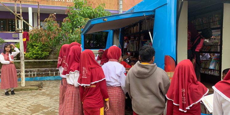 Murid sekolah antusias mengunjungi layanan mobil Pusling Dispersip Kalsel. (foto : istimewa)