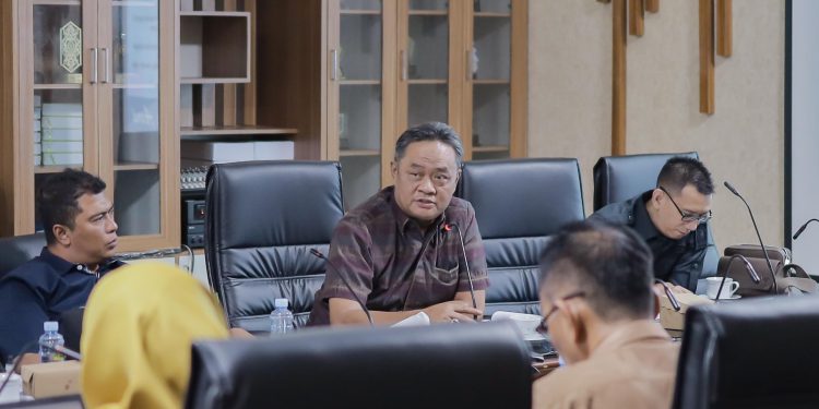 Komisi III DPRD Kalsel saat rapat kerja dengan DLH Kalsel. (foto : istimewa)