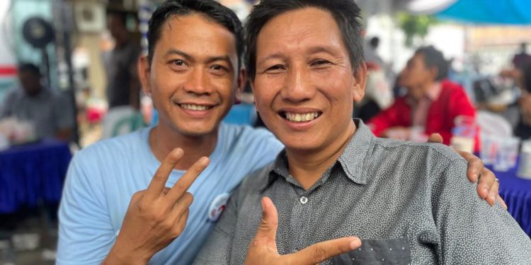 Cawali Banjarmasin HM Yamin saat foto bersama Aspihani Ideris. (foto : istimewa)