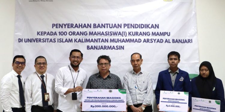 Pihak Bank Kalsel saat penyerahan bantuan pendidikan untuk mahasiswa Uniska. (foto : Bank Kalsel)