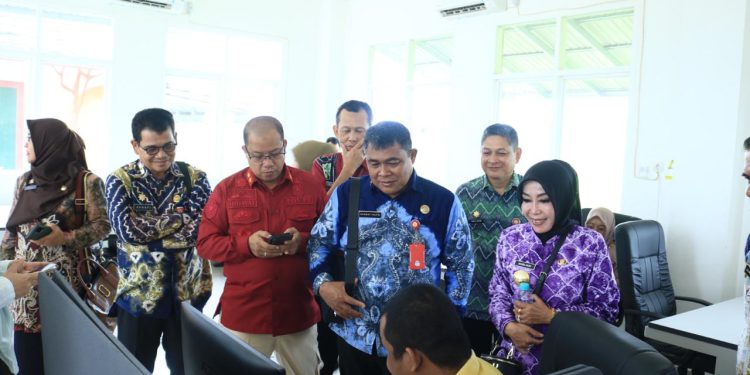 Kepala Bapperida Banjarbaru Kanafi saat berkunjung ke Perpus Palnam. (foto : istimewa)