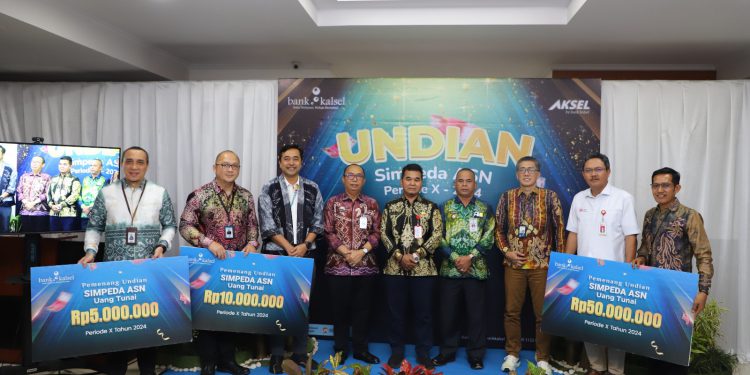 Bank Kalsel bagikan hadiah untuk nasabah pemenang Undian Simpeda 2024. (foto : istimewa)