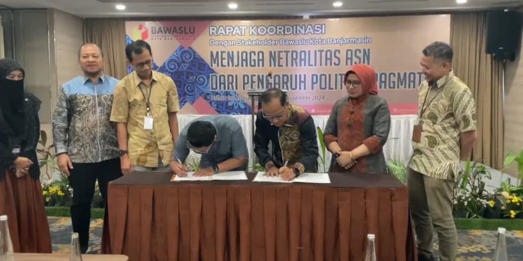 Penandatangangan kerjasama Bawaslu dengan Pemko Banjarmasin guna menindak ASN yang terindikasi tidak netral. (foto : sna/seputaran)