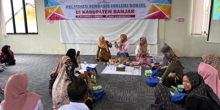 Pelatihan berbasis inklusi sosial yang digelar Dispersip Kalsel dan Banjar. (foto : istimewa)