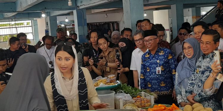 Wamendag RI Dyah Roro Esti Widya Putri saat berkunjung ke Pasar Pandu Banjarmasin. (foto : shn/seputaran)