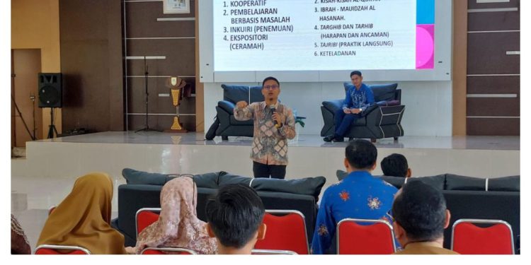 Dispersip Kalsel saat hadirkan penulis lokal Wahyudi Rifani dalam upaya meningkatkan Literasi. (foto : istimewa)