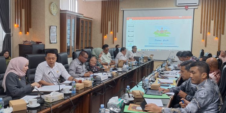 Komisi III DPRD Kalsel saat Dinas PUPR Kalsel membahas anggaran 2025. (foto : istimewa)