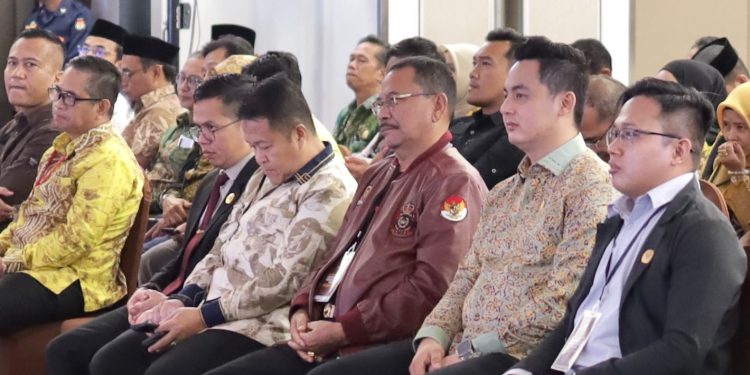 Ketua DPRD Kalsel Dr. (HC) H Supian HK saat menghadiri debat publik pertama pasangan Calon Bupati dan Wakil Bupati HSU. (foto : istimewa)