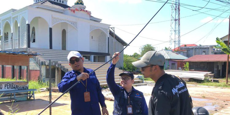 Pihak Ombudsman RI Kalsel dan instansi terkait saat menemukan kabel yang masih semerawut. (foto : istimewa)