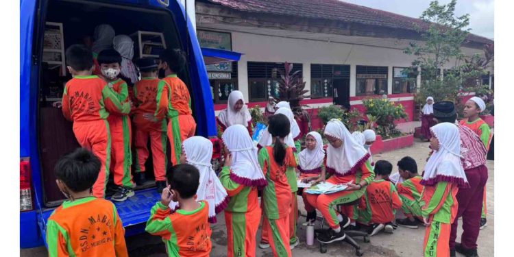 Murid saat antusias menyambangi mobil Pusling Dispersip Kalsel. (foto : istimewa)