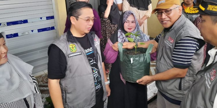 Walikota Banjarmasin H Ibnu SIna saat penyerahan bibit cabai untuk warga. (foto : shn/seputaran)